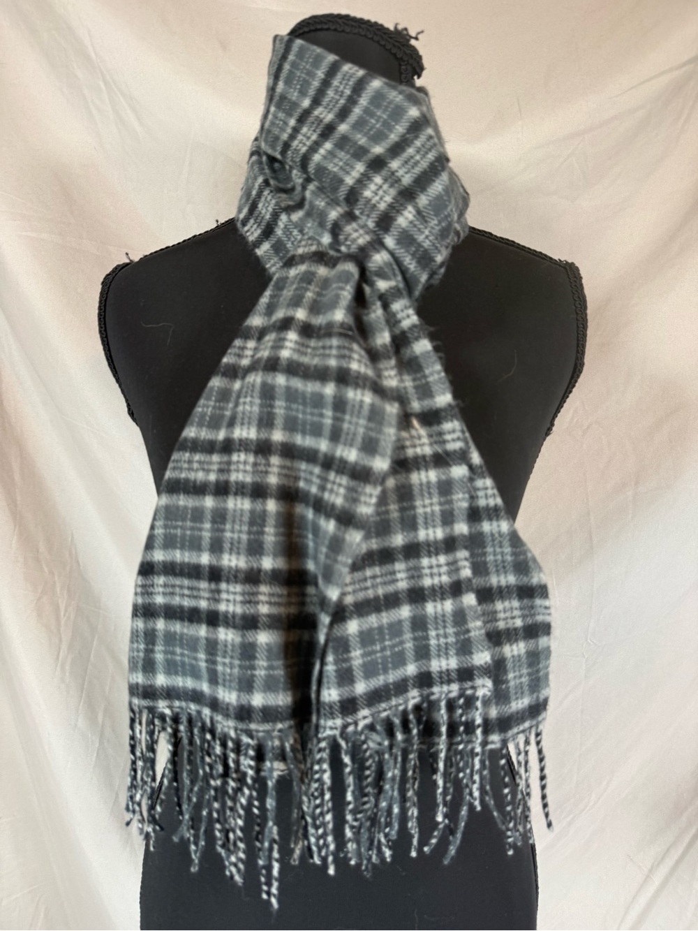 Scottish Cashmere Plaid Fringe Scarf Black Gray Tartan
